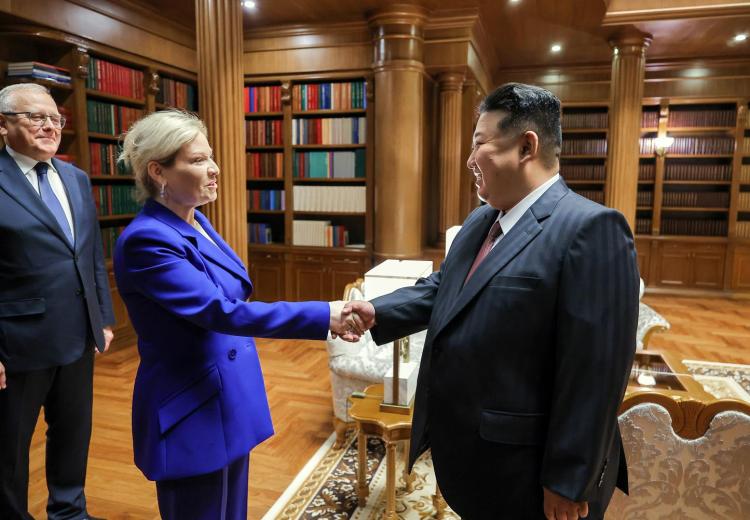 金正恩会见率团访朝的俄文化部长柳比莫娃