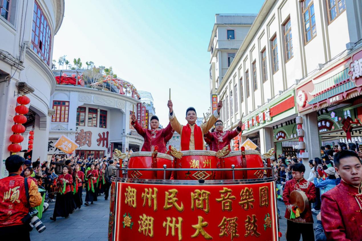 2,680-Person Parade Transforms into a "Moving Intangible Cultural Heritage Museum" – 2026 Chaozhou Qinglong Temple Fair Grandly Held_fororder_图片1