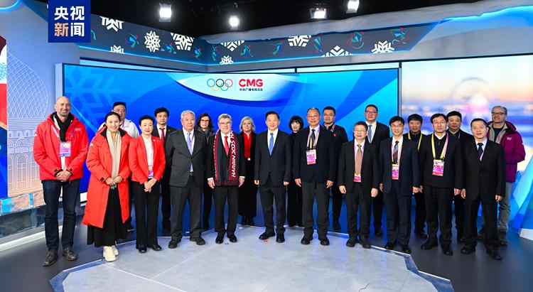 授牌！国际奥委会主席巴赫为总台2026年米兰冬奥会国际公用信号制作团队颁发制播牌证
