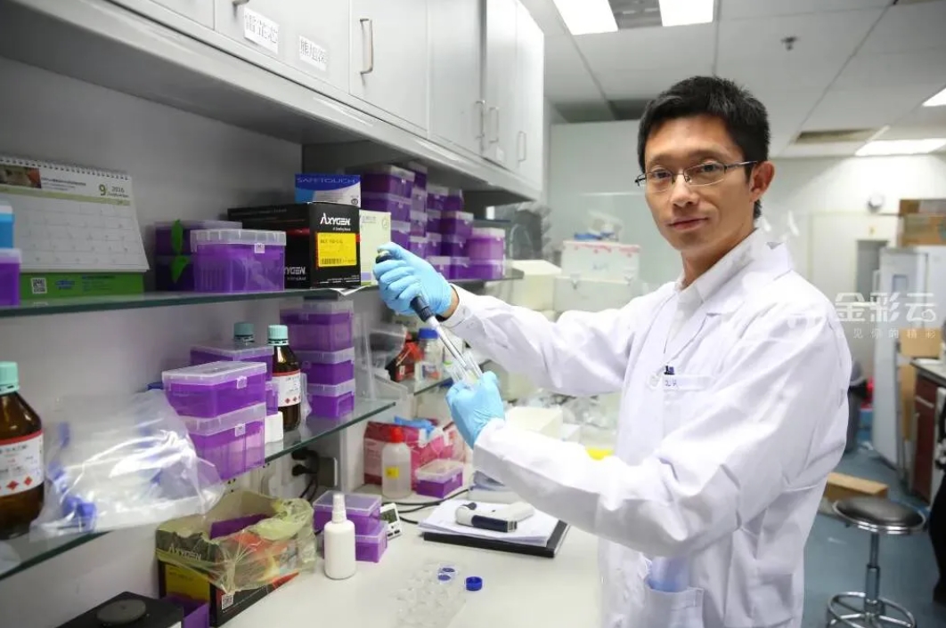 金华籍青年科学家伊成器站上科学探索奖领奖台