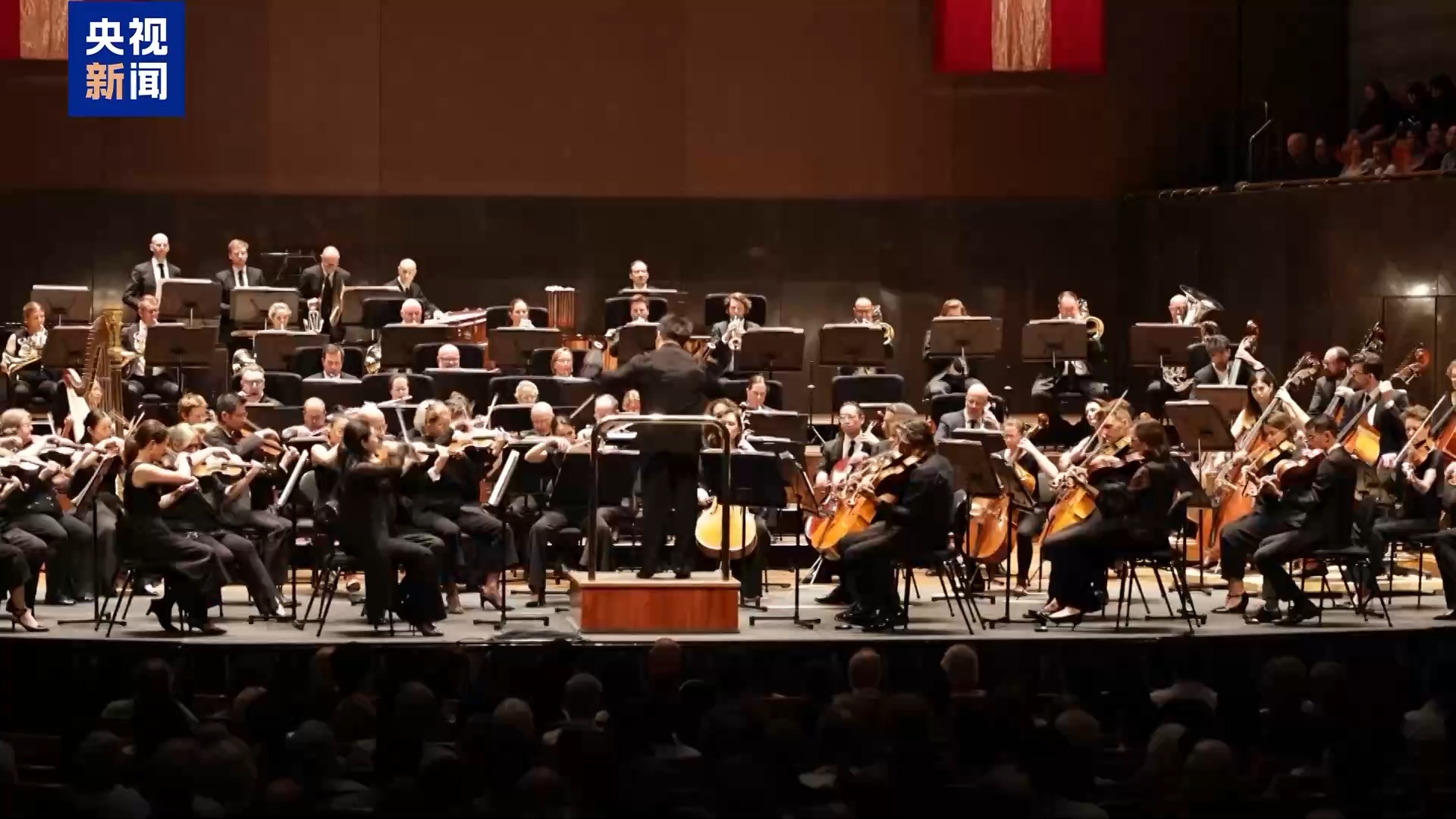 看演出 品民俗 多国举行活动共庆马年新春