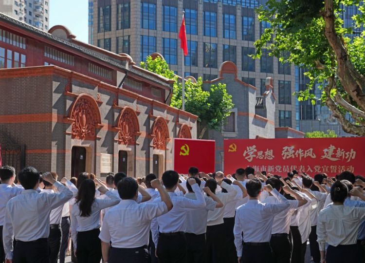世界读懂中国共产党丨“始终和人民保持着紧密联系”