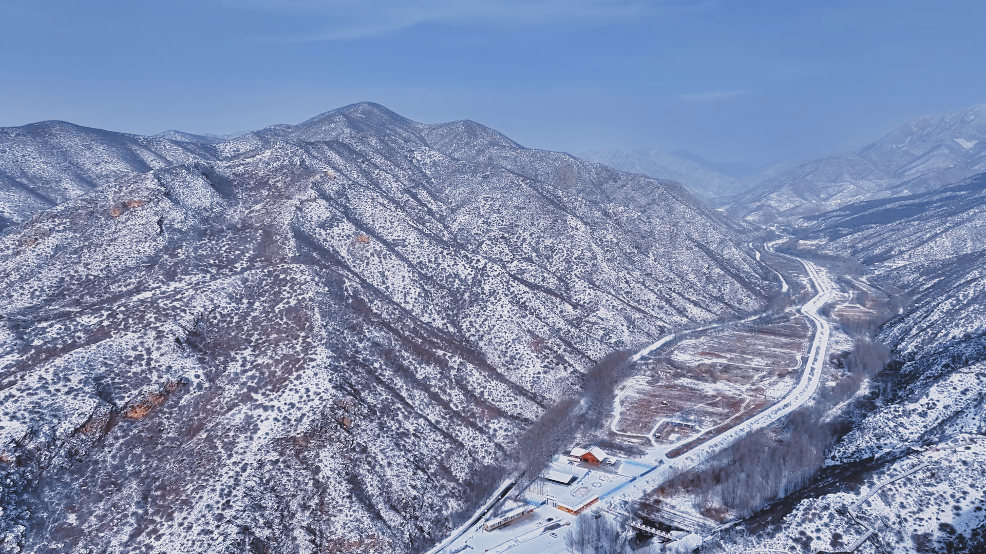 冬日北疆画卷：大青山下的敕勒川草原