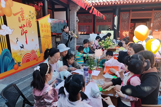 爱满重阳 孝润童心 西城区妇联开展重阳节主题活动_fororder_A