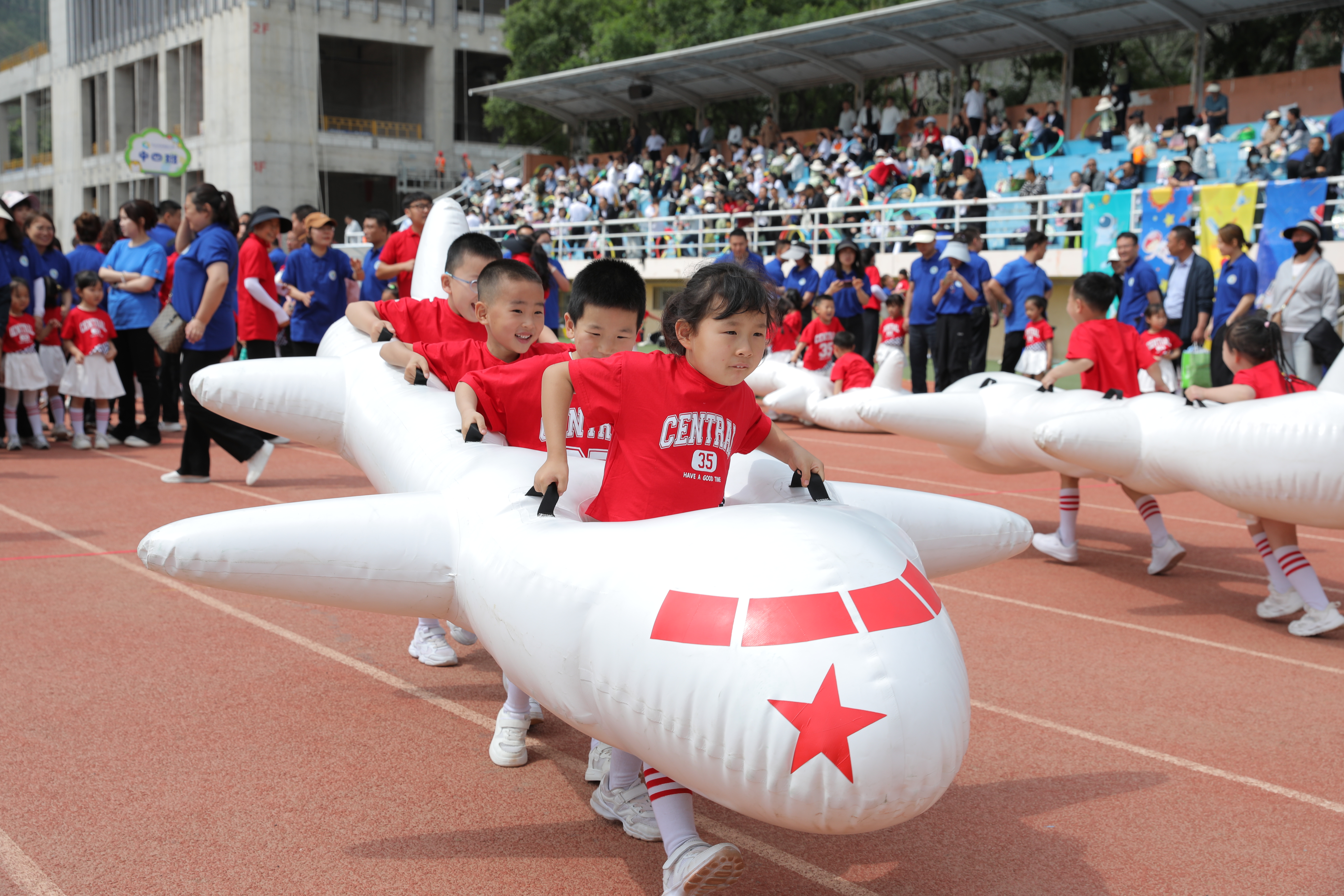 天水市实验幼儿园举办庆“六一”亲子科技趣味运动会_fororder_趣味运动.JPG