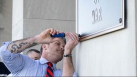 视频丨美防长给五角大楼安装“战争部”名牌