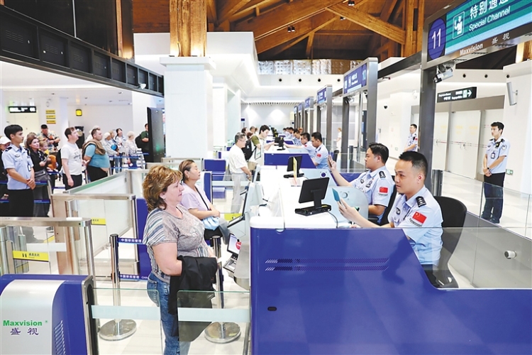 “无感通关”助力“Hainan Travel”人气旺_fororder_26020462_hnrbtp3_1759068804561_s