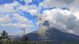 印尼东努沙登加拉省一火山喷发 火山灰柱高约1200米