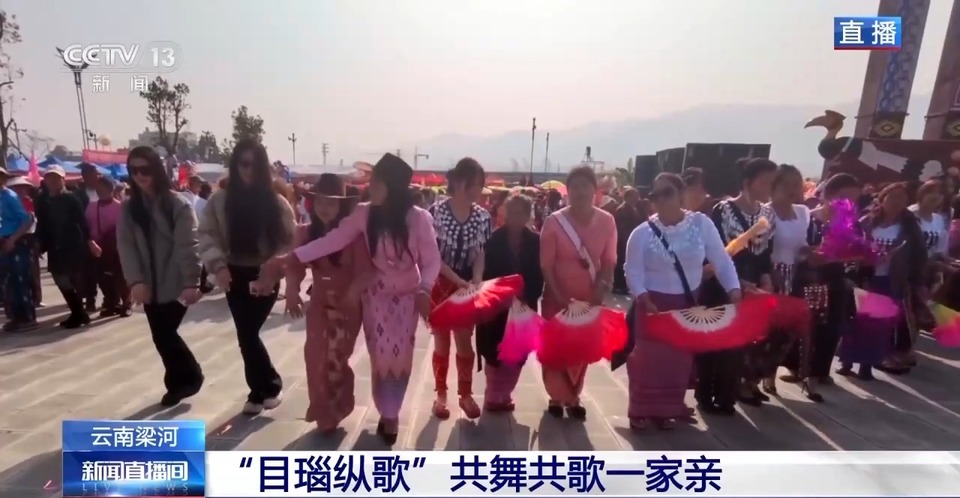 只要别把自己绊倒就行 “目瑙纵歌”万人共舞场面来了