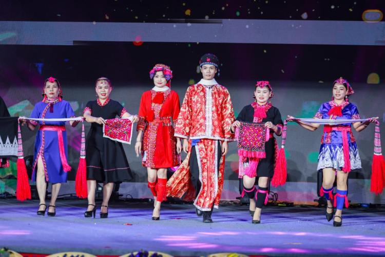 新华鲜报丨火热“村晚”！中国乡村动人年味