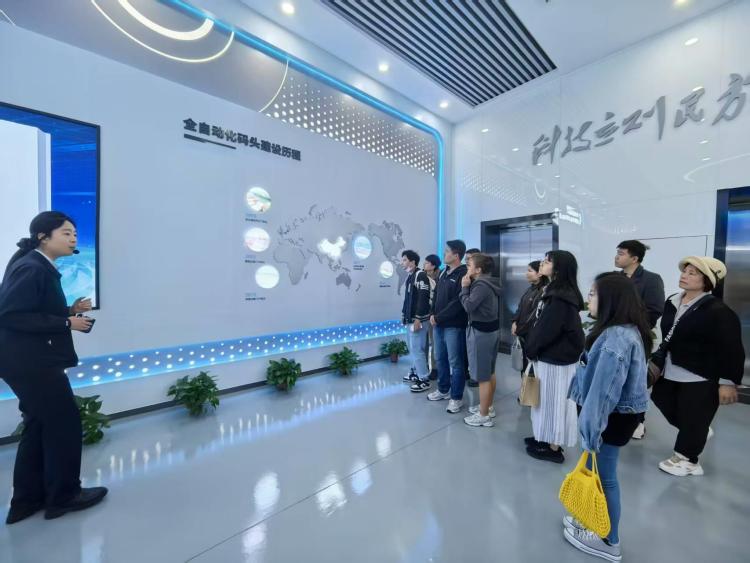 台青参观青岛港自动化码头 为大陆技术飞速发展点赞（两岸关系）_fororder_11