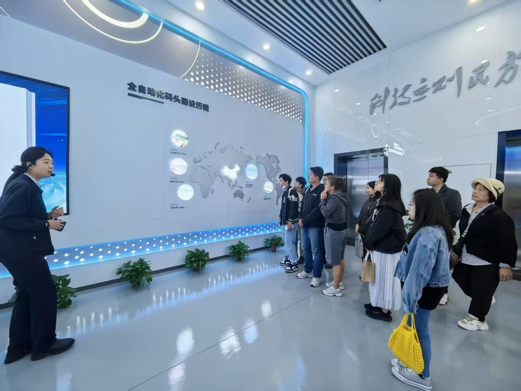 台青参观青岛港自动化码头 为大陆技术飞速发展点赞（两岸关系）_fororder_11
