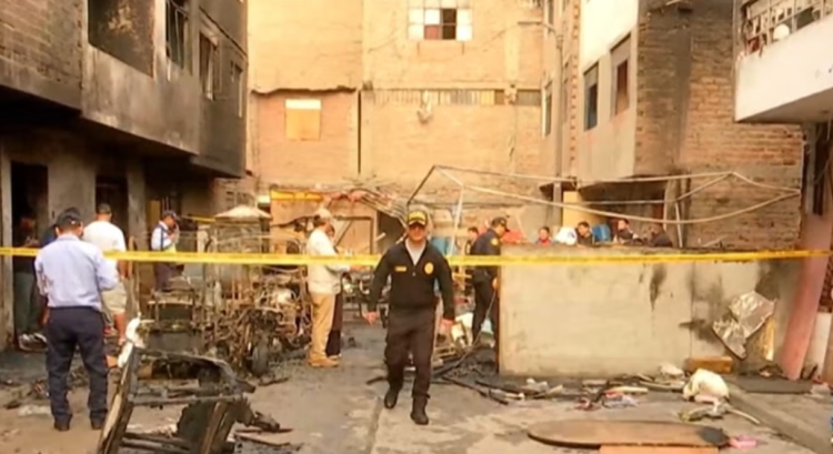 秘鲁利马一住宅发生火灾 致10人死亡