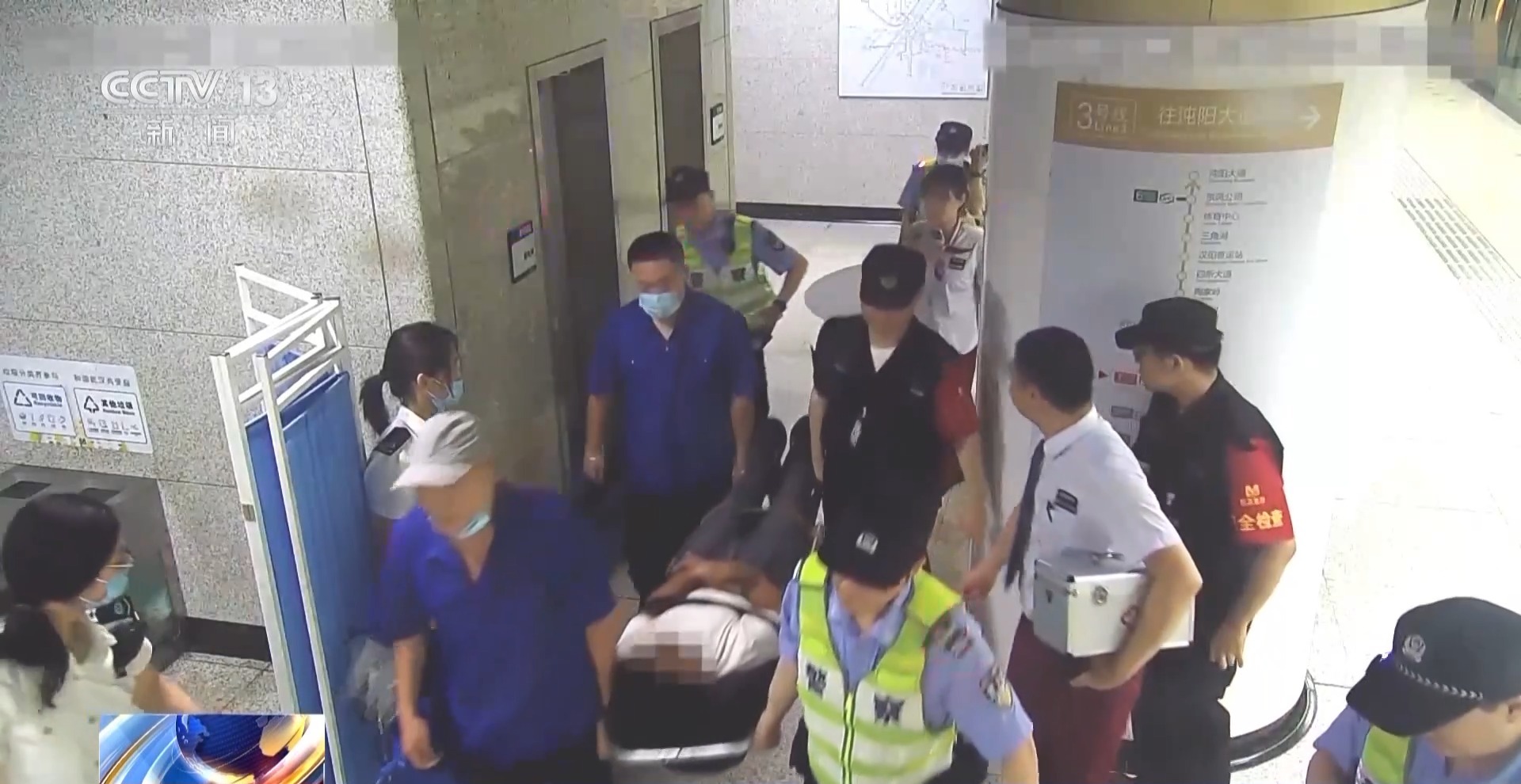 武汉一乘客在地铁车厢内晕厥 多方接力上演“生死急救”