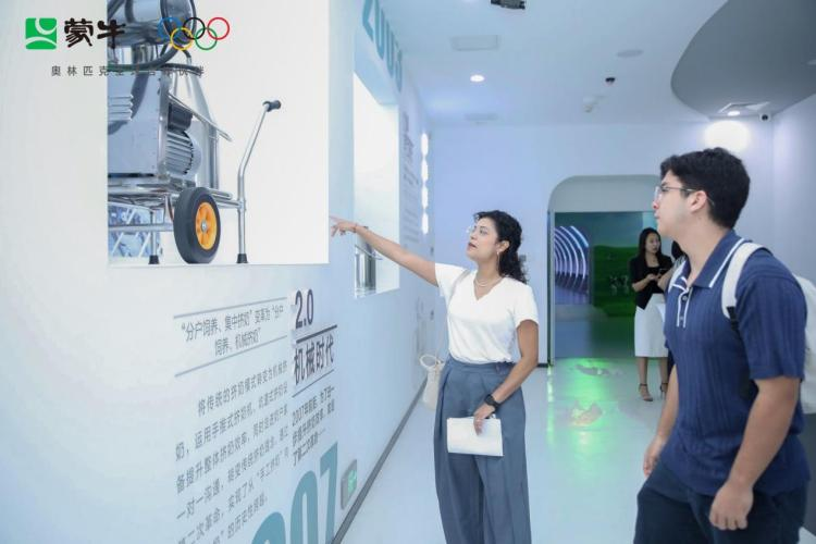 Where is the new global benchmark for smart dairy manufacturing? Overseas influencers explore Mengniu’s Wuhan Low-Temperature Dairy Plant_fororder_图片5
