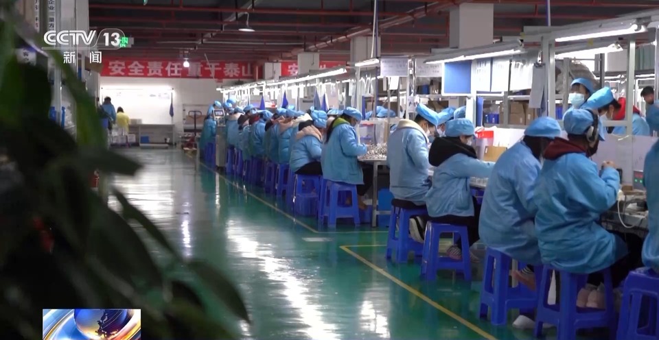 “楼上住，楼下上班！”这里的脱贫户可以家门口就业→