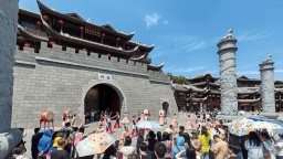 【国际锐评】“中国服务”何以成为假日消费新亮点？_fororder_609736e9a276454ca97fcb1a80f18f6e