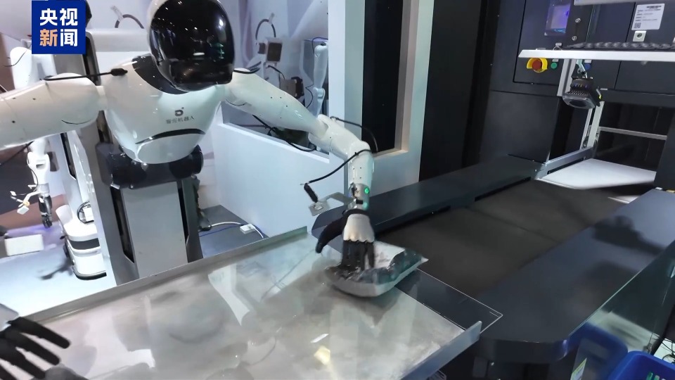 拥抱+递可乐！“具身智能大脑”让机器人更懂生活