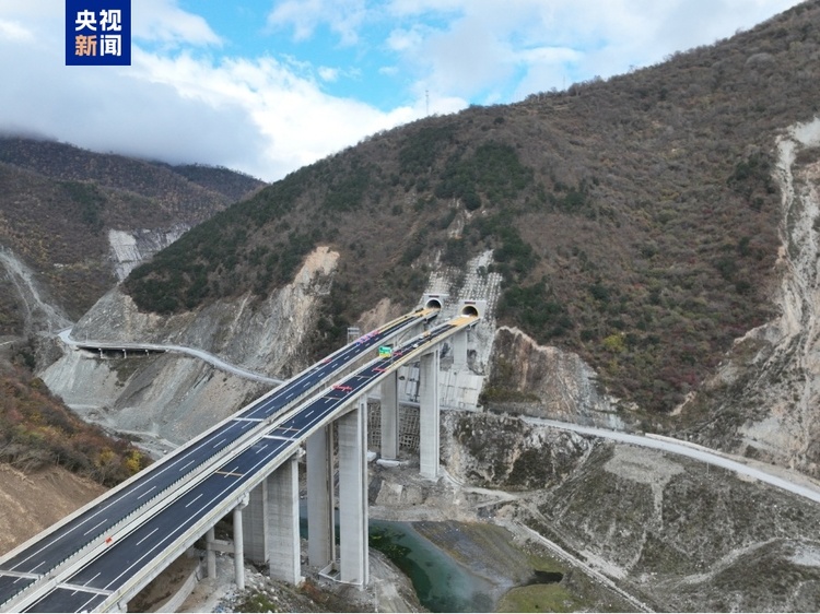 四川九绵高速公路九寨沟至绵阳段厄哩寨隧道双幅贯通