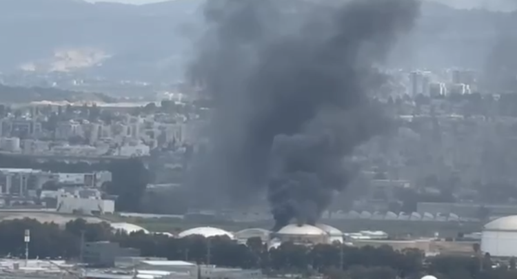 以色列称海法炼油厂综合设施遭袭 未造成危险物质泄漏