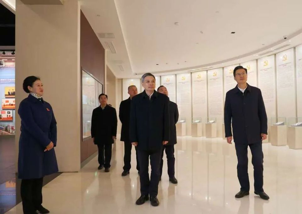 浙江省委副书记、省政府党组书记刘捷，前往嘉兴南湖瞻仰红船