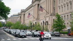 涉爱泼斯坦并“说谎” 美两党议员喊商务部长“下课”