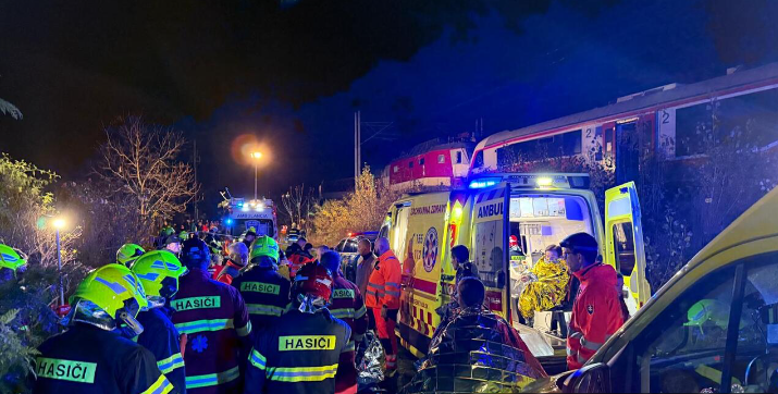 斯洛伐克两列火车相撞 造成数十人受伤