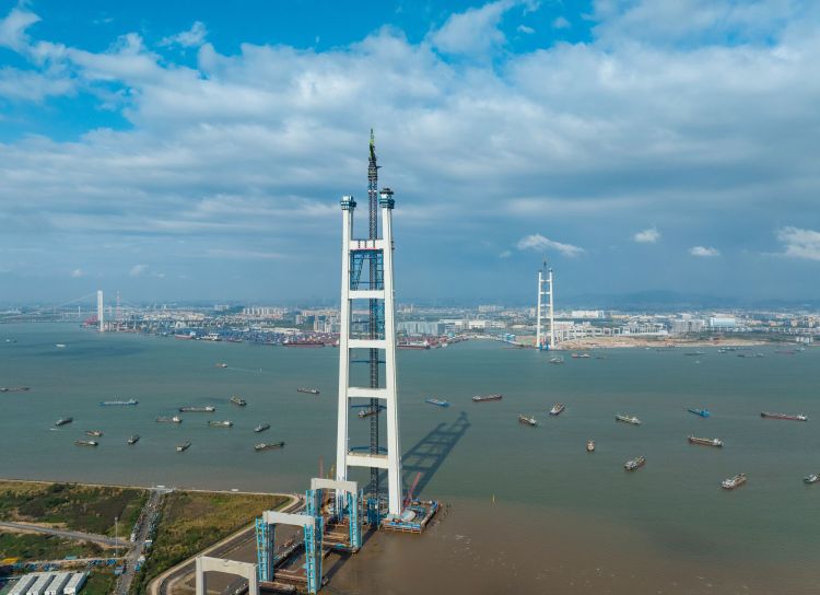 342米！世界最高双层悬索桥主塔亮相珠江口