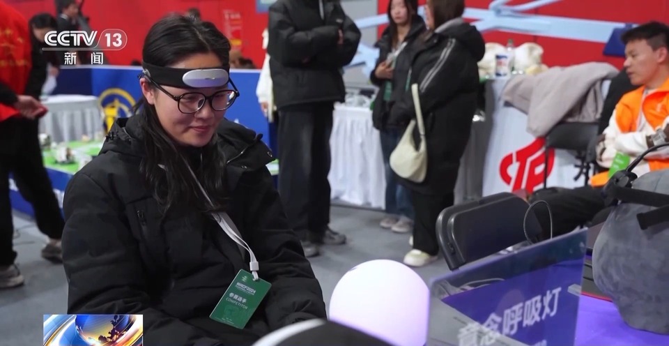 用意念操控机器人是什么感觉？ 去机器人大赛总决赛上一探究竟