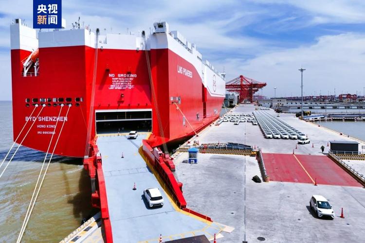 &ldquo;深圳号&rdquo;启程 全球装载量最大运输船苏州港首航