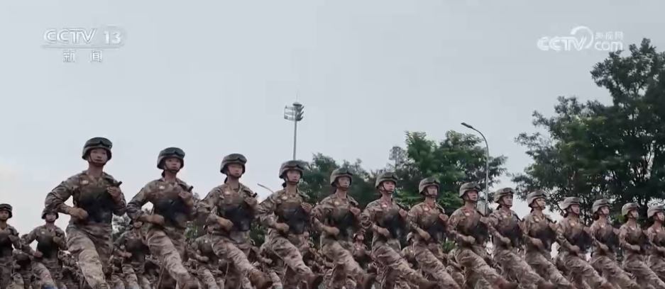 探访阅兵训练场 | 男女混编 这支方队成为训练场上一道独特且亮丽的风景线