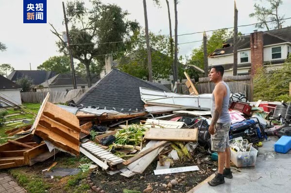 美国得州休斯敦附近百余户房屋遭龙卷风损毁