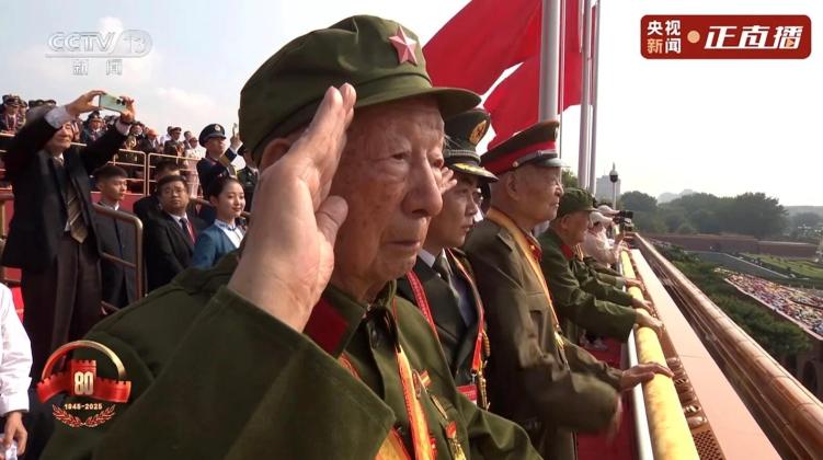 老战士起身敬礼的场面，看哭了！