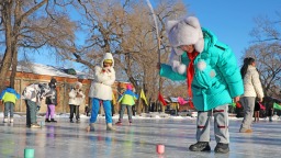 内蒙古扎兰屯：校园“那达慕” 冰雪乐趣多
