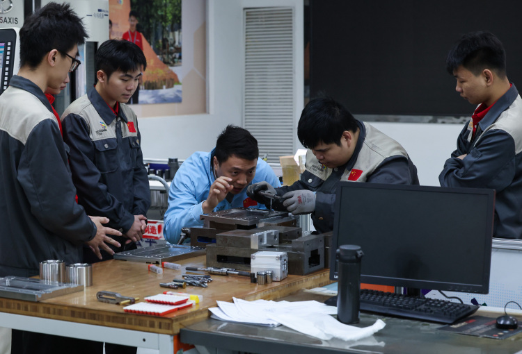 资讯有故事丨从世界冠军到全国人大代表 杨登辉建言技能人才培养新模式