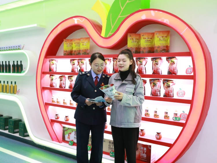 平凉静宁税务“强基工程”：以数据赋能精准监管 以服务护航苹果产业高质量发展_fororder_税务人员