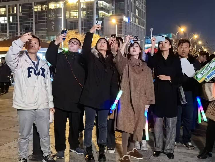 天津天塔主题灯光秀点亮津城夜空