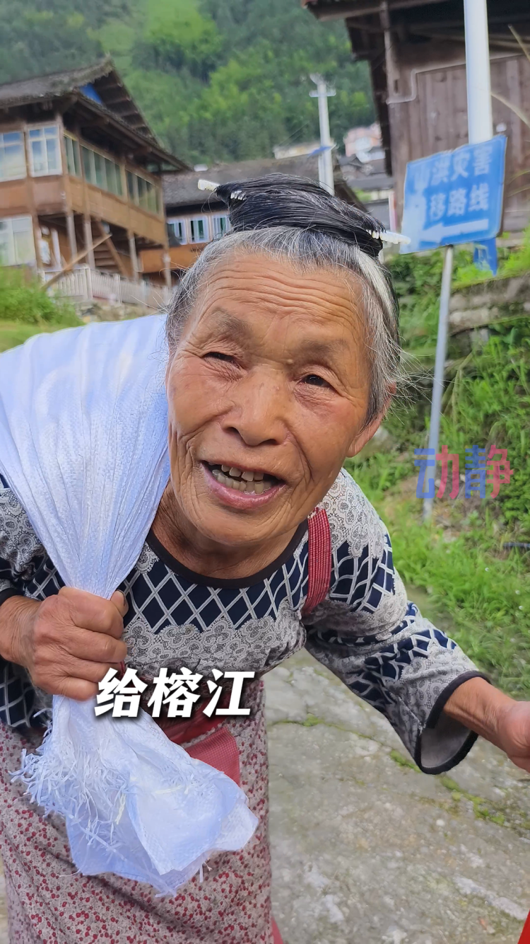 人心为坝，可抵万难，这就是中国式团结！