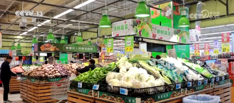 元旦将至消费市场“热气腾腾” 各地“菜篮子”“果盘子”供应丰富