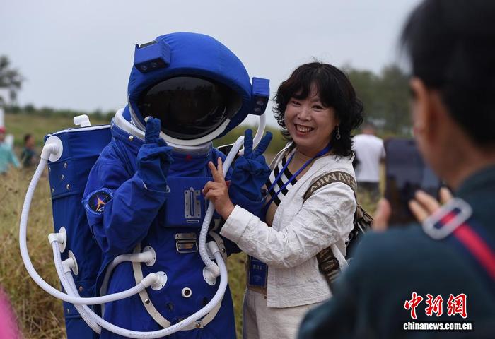 （神州写真）万名游客海上“追火箭” 航天游成中国文旅新热点