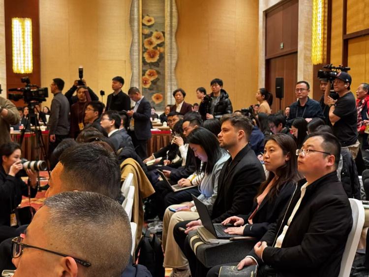 全球视野下的中国开放 | 两会会场内外热议“稳外资”  外资项目密集落地彰显中国经济吸引力