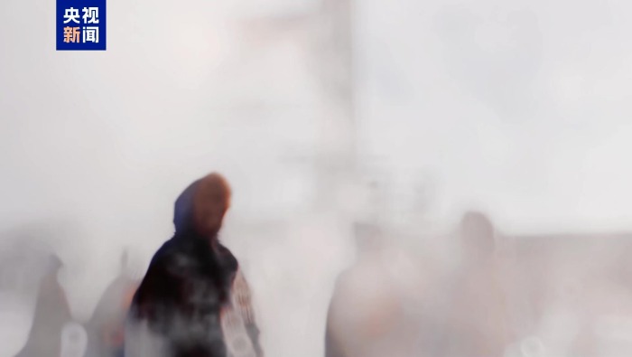 内蒙古根河百人泼水成冰 泼出极寒浪漫