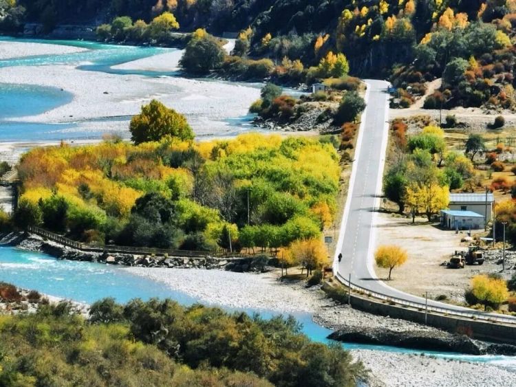 西藏秋季拍大片，不用专业相机就能框住三色美！