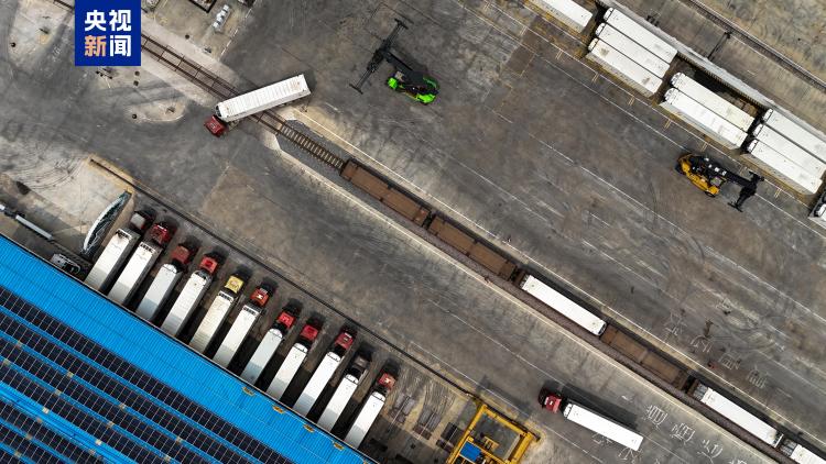 今年中老铁路运输跨境进口水果突破10万吨