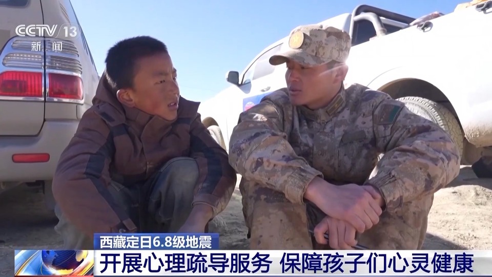 子弟兵变身震区“孩子王” 兵姐姐抱起小朋友接受采访超有爱
