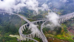 湖南吉首：云海涌高速