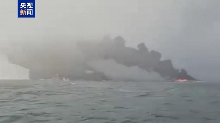两艘船只在英国东约克郡附近海岸相撞并起火