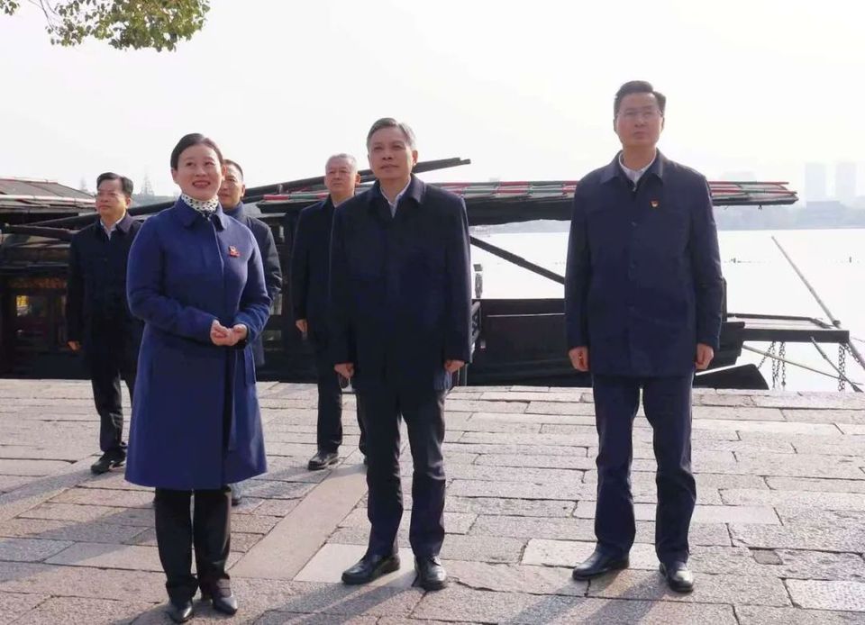 浙江省委副书记、省政府党组书记刘捷，前往嘉兴南湖瞻仰红船