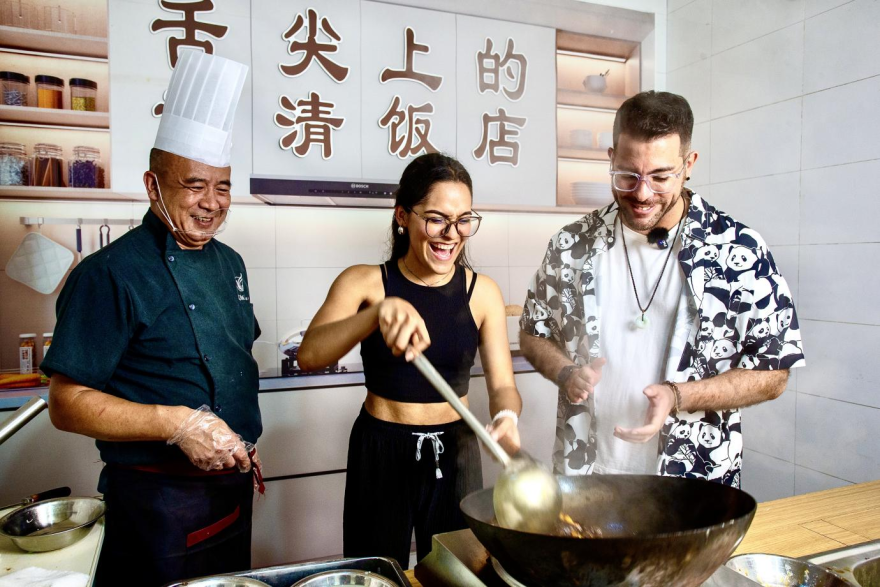 Transforming into Chefs to Showcase Talent — Fragrant Flavors and Canal Delights: International Youth Visit Wuqing_fororder_图片5