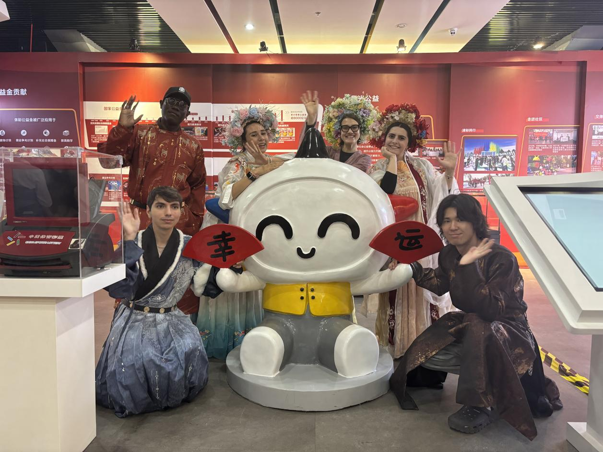 Profiter de la joie, profiter du marathon de Tianjin - Les jeunes internationaux visitent le Musée du Sport de Tianjin